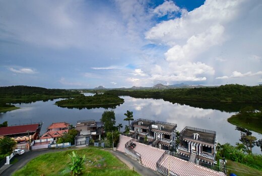 Hippie Clouds Lake View Resort