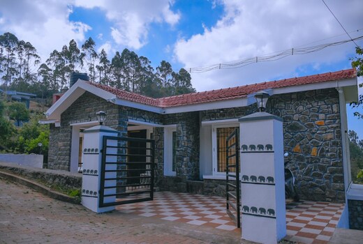 Charlies Hut