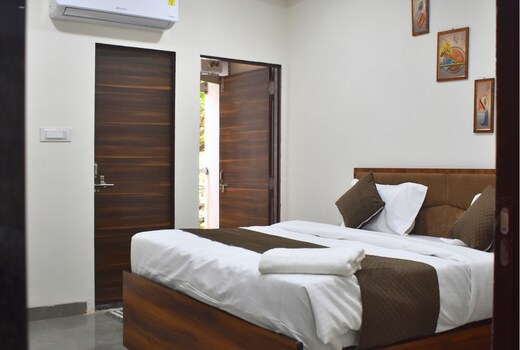 Hotel Casa Premier, Rani bhag main