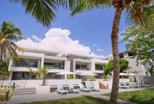 Les Estivales Beachfront Suites & Penthouses with LOV