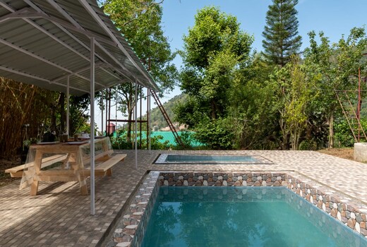 Maple Private Room w Lake View Shared pool