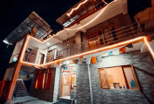 Backpackers Headquarter| Rooms & Dorms