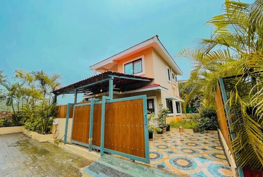 Corner House lonavla by Meheru 4 BHK villa pool
