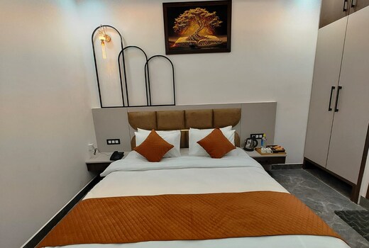 The Golden Way Hotel