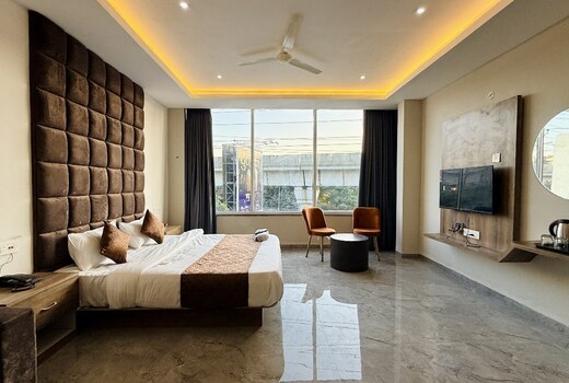 Revelon Grand Hotel