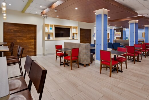 Holiday Inn Express & Suites LATTA