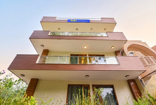 FabHotel The Lalit Vibes - Nr. DLF Phase 2 & MG Road Metro