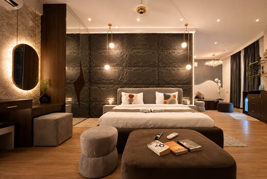 Cozycostays | Luxe Jacuzzi | Top floor | Omaxe Hazratganj