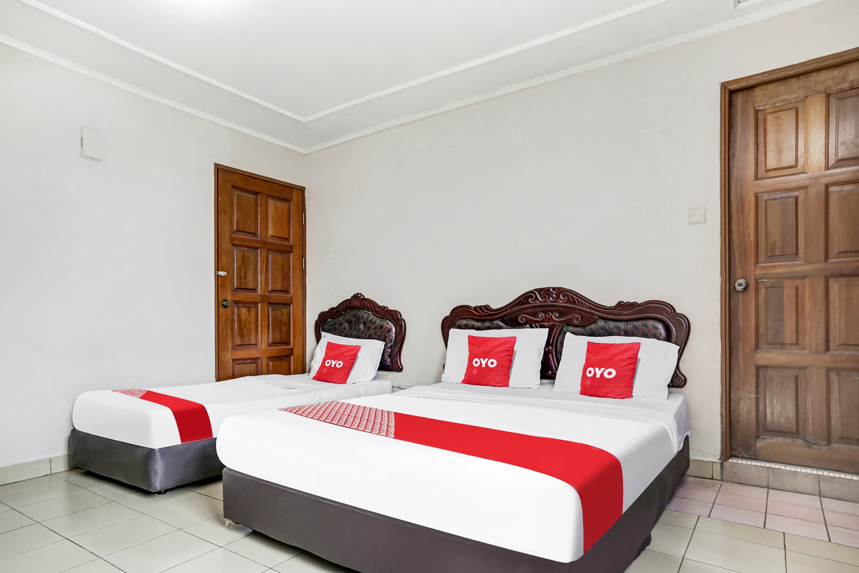 OYO 90376 Centre Point Hotel