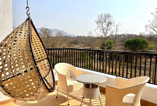 Riverfront 4BHK Pvt Pool terrace Karjat