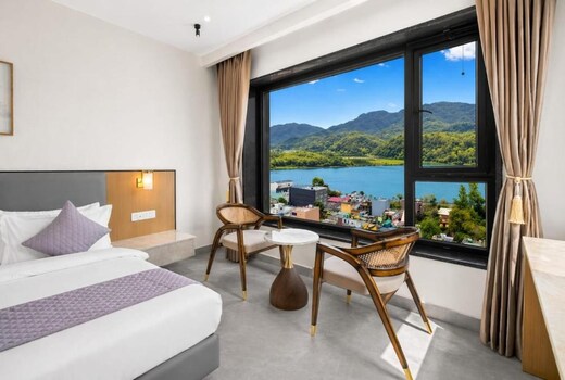 Hotel Himalayan with Ganga View Rooms - 2 minutes walk to Ganga Ghat