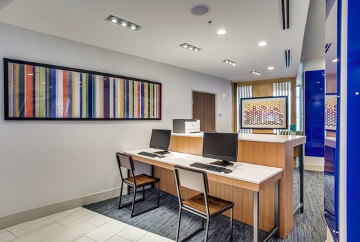 Holiday Inn Express and Suites Denton South