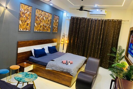 Luxury Couple Friendly Studio-Gaur City Noida
