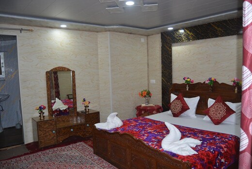 House Boat New Moon