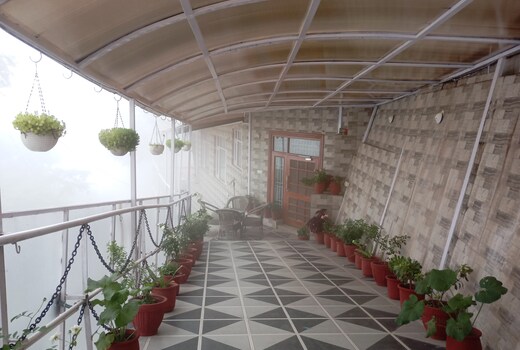 ROYAL HILLS KASAULI