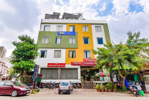 FabHotel Padmawati Palace - Near Elements Mall