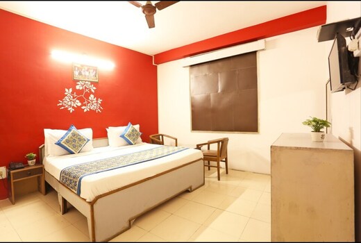 Hotel Classic(5 Min walking distance from Railway Stn)
