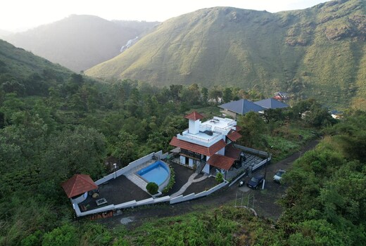 Woods Vagamon - Pvt Pool Resort Villa in Vagamon