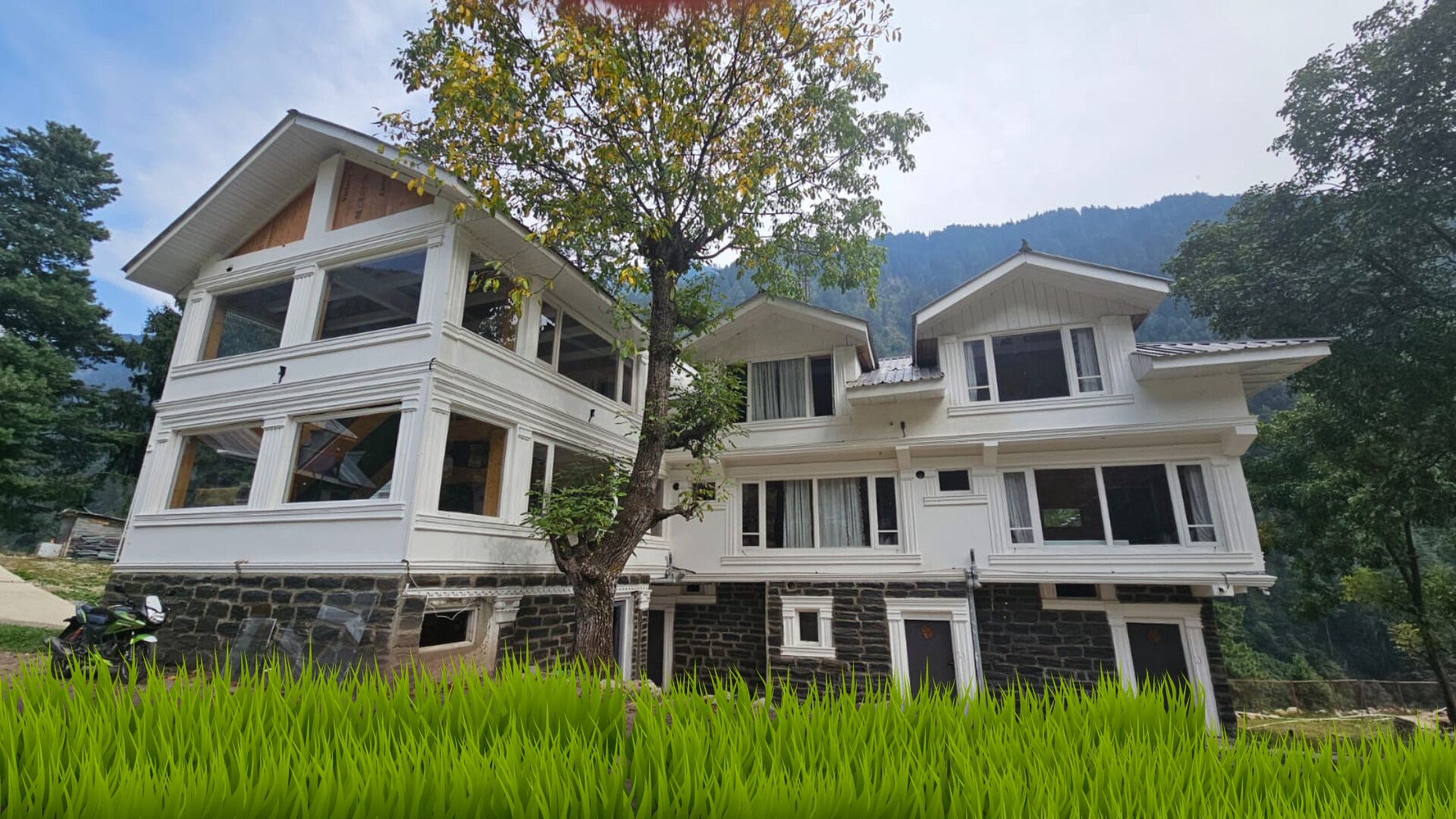 Xenious White House Eco Resort
