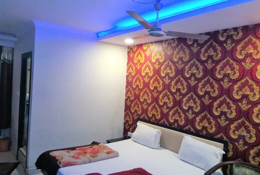 Hotel Gupta and Sip n Dip Bar