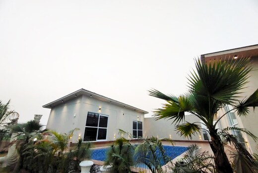 ANGLE FARMHOUSE