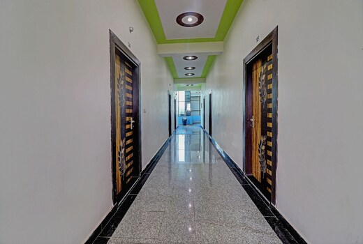 OYO 817493 Hotel Om Palace
