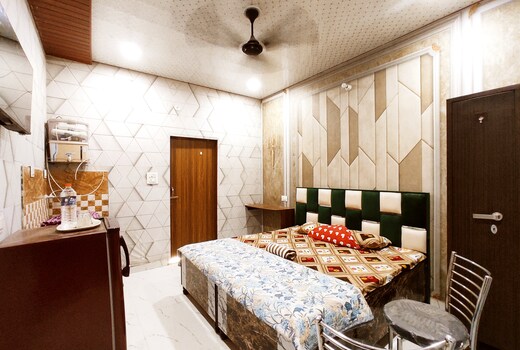 REGAL HOMESTAYS - Budget & Smart Rooms