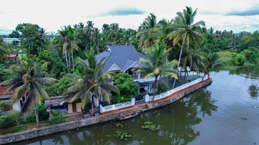 Manthra Homestay Lake view