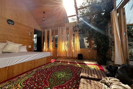HieSky Treehouse Jibhi