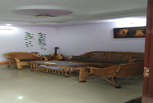 Satya Palace Hostel | Rooms & Guided Treks