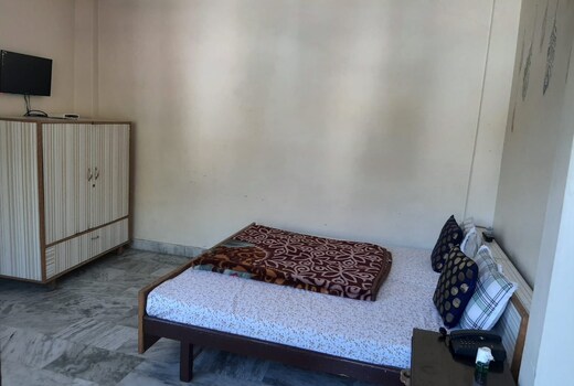 Riwotsang House | Rooms & Parking