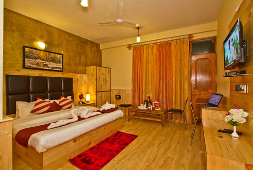 New Harmony Inn - 5 mins drive from Volvo Stand