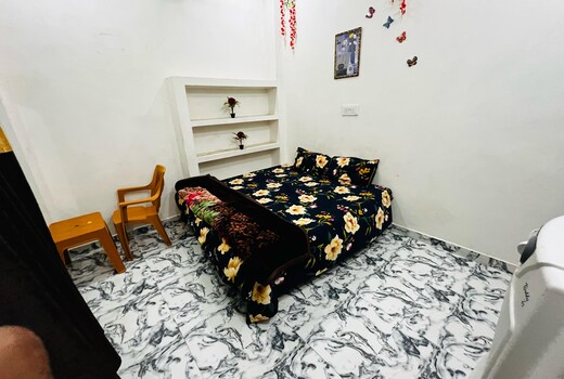 Shree Radhe Palace / Ram Mandir 1km