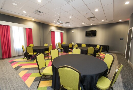 Hampton Inn by Hilton Mustang