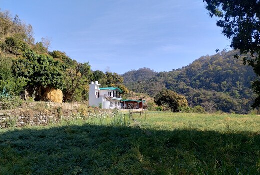 Fatehpur Villa- by a peaceful river valley