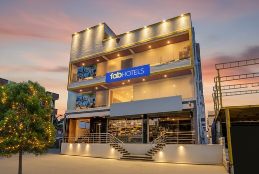 FabHotel AR Daffodil Inn - Global Village