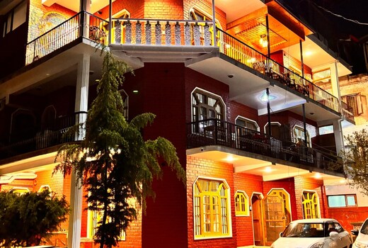 REDHOUSE 3BHK APARTMENT NEAR DAL LAKE