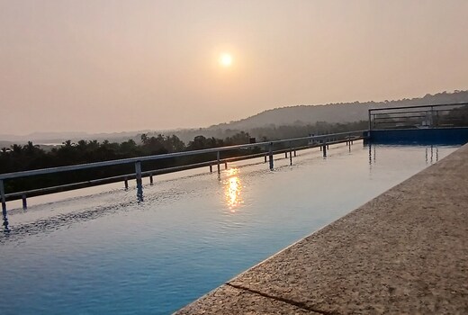 Couple Friendly suite 305 1BHK with Infinity Pool