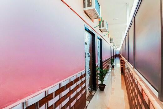 Hotel O black parl