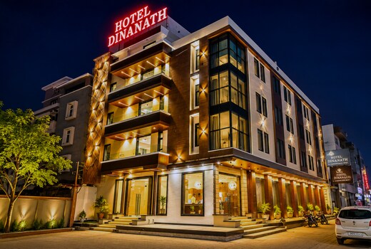 Hotel Dinanath (Free Gated Parking & 10 Minutes Walk from Temple)