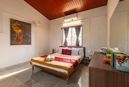 CosmicStays - Birdsong Cottage- Hilltop Stay with Lakeview