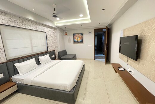 Hotel Lavish NK