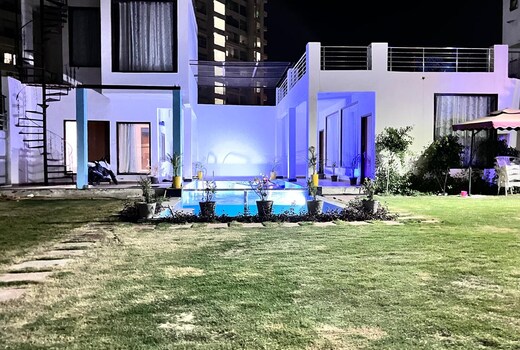 Papa maddy's pool party resort Agra