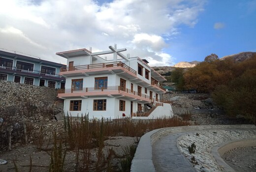 The Alpinist Lakeside