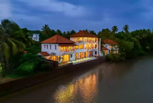 ELIVAAS Prive Villa Fleuve6 BHKRiverside with Infinity Pool & Bathtub