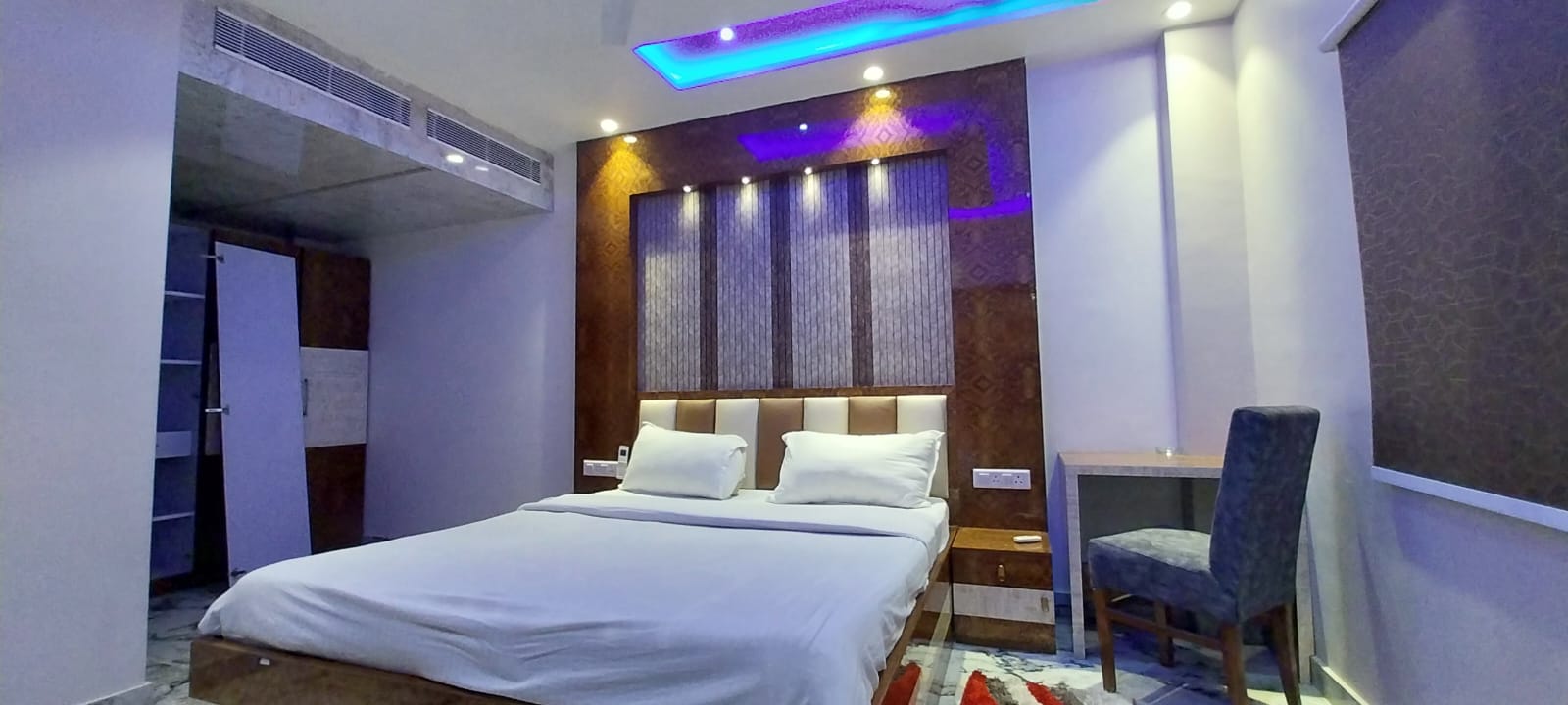 The Crown Plaza Hotel And Train Restaurant