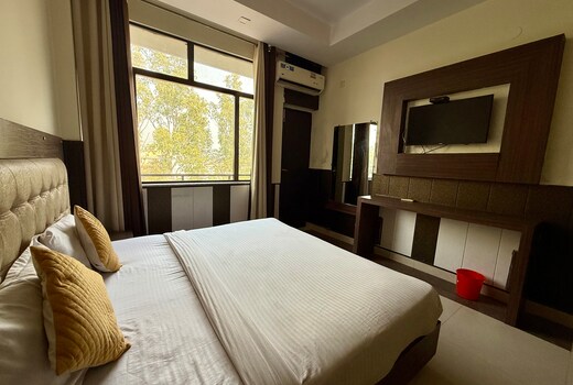 HOTEL TRIHARI (3 minutes drive to JANKI BRIDGE)