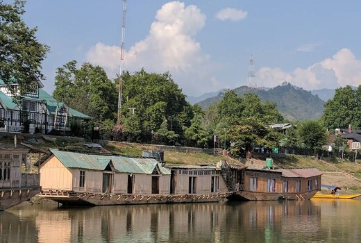 mount everest houseboat
