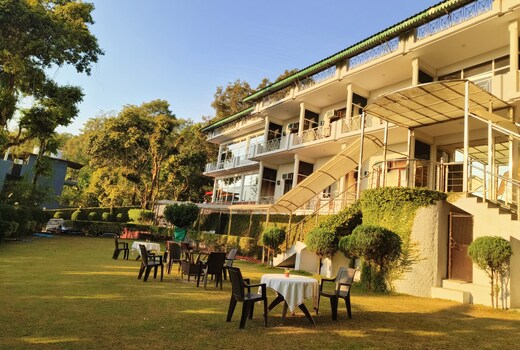 The Pine Oak Resort