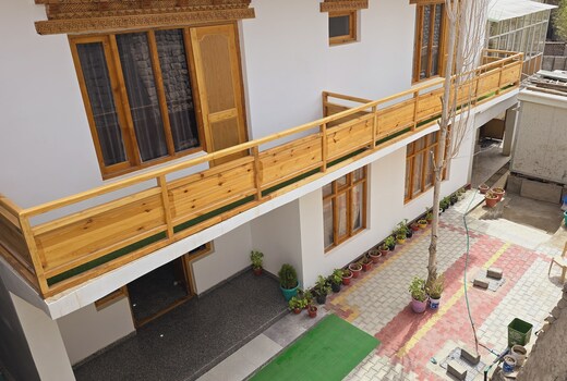 Mujoo Guest House | Walking Distance From Leh market